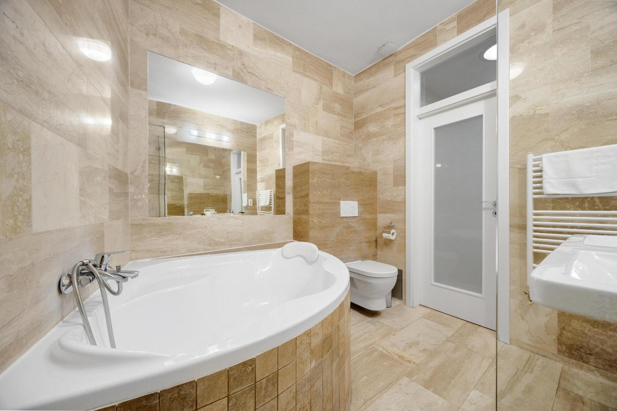 Hotel Reverie - Dependance, Check-In At Metropolitan Star 布拉迪斯拉发 外观 照片