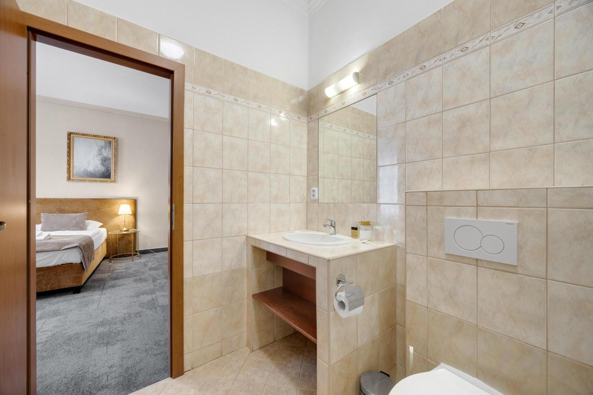 Hotel Reverie - Dependance, Check-In At Metropolitan Star 布拉迪斯拉发 外观 照片