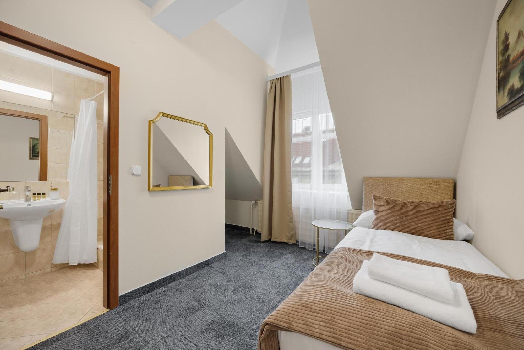 Hotel Reverie - Dependance, Check-In At Metropolitan Star 布拉迪斯拉发 外观 照片
