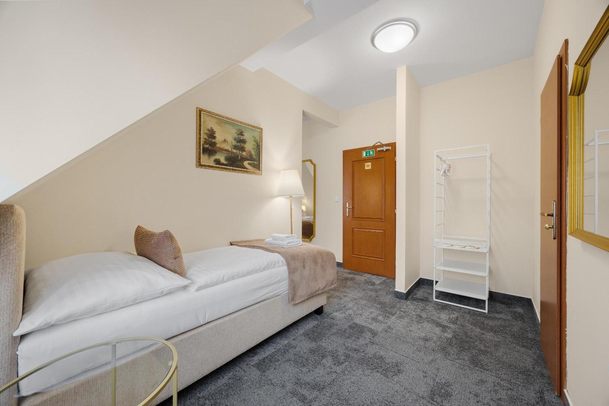 Hotel Reverie - Dependance, Check-In At Metropolitan Star 布拉迪斯拉发 外观 照片