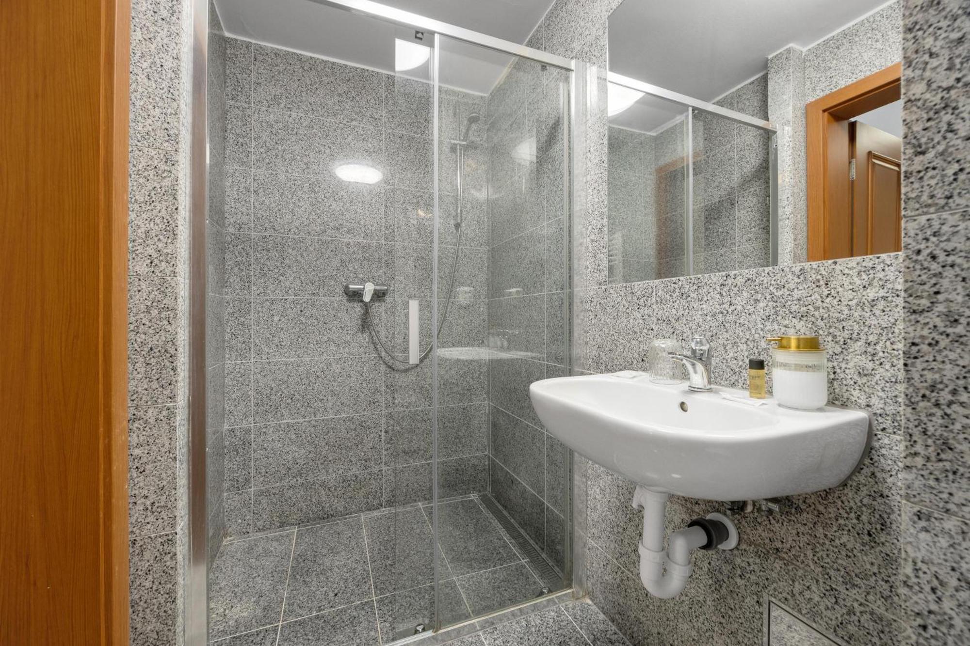 Hotel Reverie - Dependance, Check-In At Metropolitan Star 布拉迪斯拉发 外观 照片